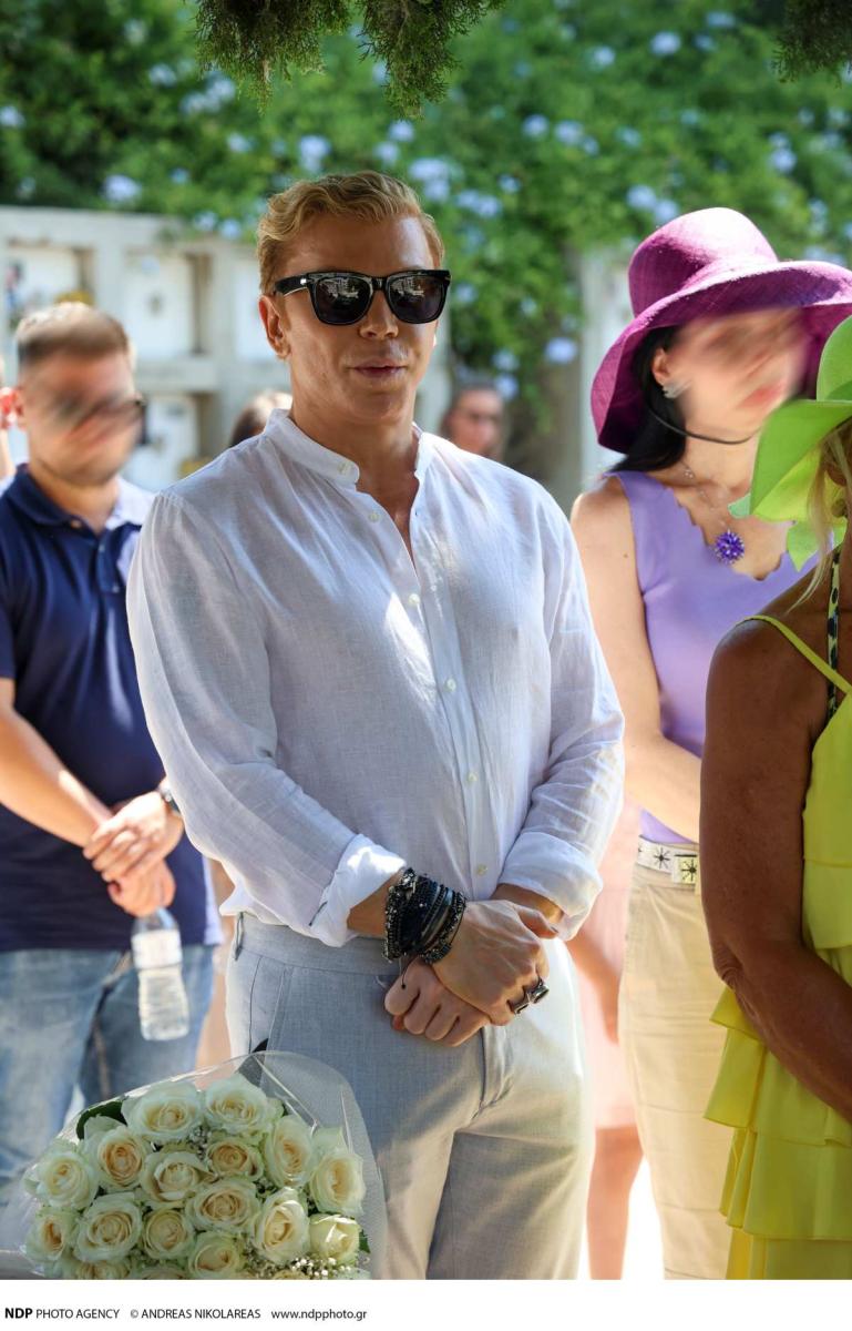Μνημόσυνο Αλίκης Βουγιουκλάκη: Ράκος ο αδερφός της, Αντώνης - Οι επώνυμοι που έδωσαν το «παρών» και η ηχηρή απουσία 8 takis