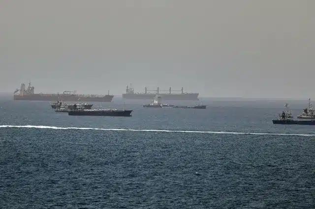 Τέσσερα ελληνόκτητα τάνκερ δέχθηκαν επίθεση σε Μαύρη Θάλασσα και Κόλπο του Ομάν 3 oman 640x426 1