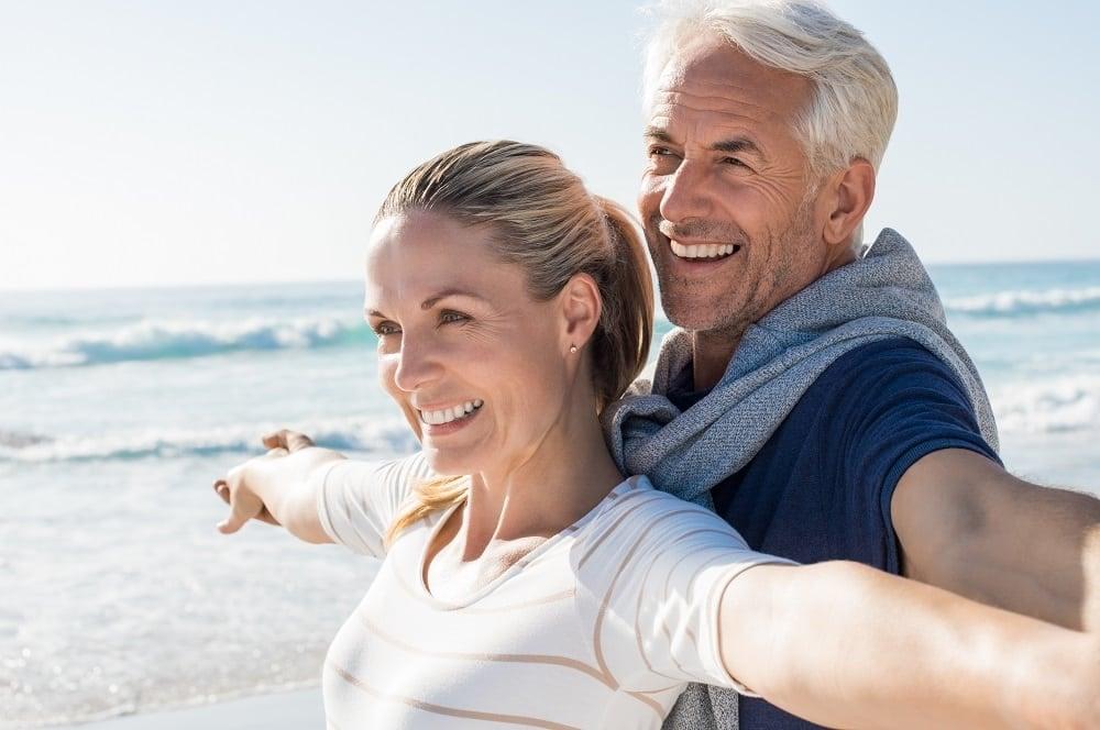 7 λόγοι που το σeξ είναι καλύτερο μετά τα 50 2 carefree mature couple