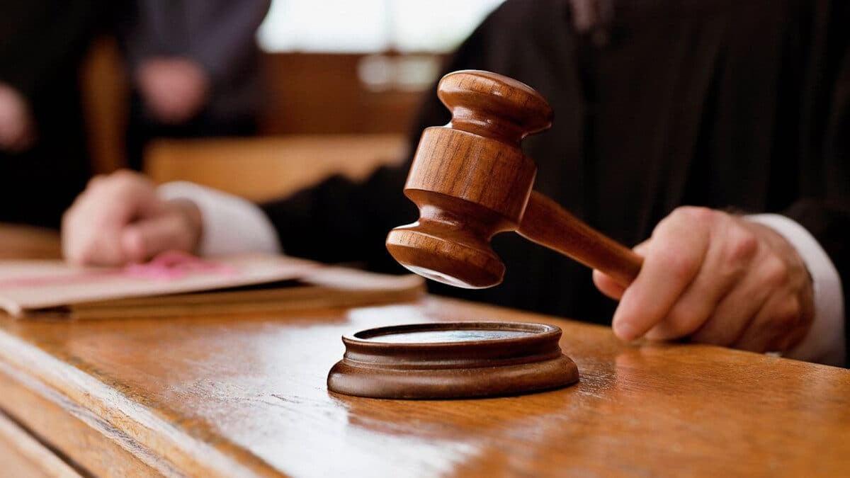 Στα δικαστήρια ιερέας που διέλυσε τον αρραβώνα του γιού του γιατί η μέλλουσα νύφη του ήταν follower της… Τούνη 3 dikastirio 1200x675 1