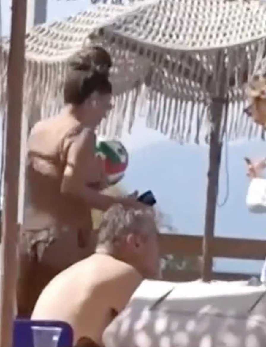 Καύσωνας στο… Γαλαξίδι: Η Έλενα Παπαρίζου με μαγιό και εντυπωσιακές αναλογίες 2 stigmiotypo othonis 2026 07 20 22.33.00
