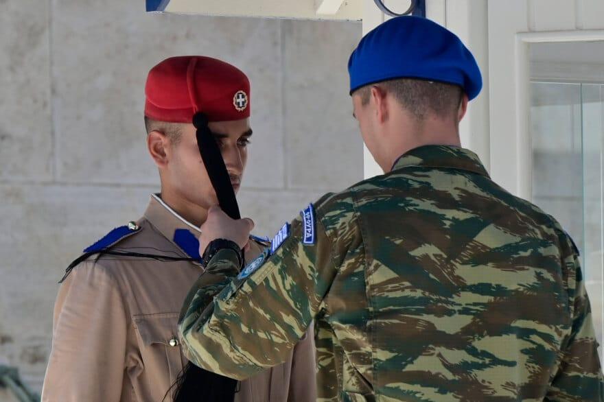 Ακίνητοι οι Εύζωνες μέσα στον καύσωνα – Τους δίνουν νερό και σκουπίζουν τον ιδρώτα τους 1 euzones 1