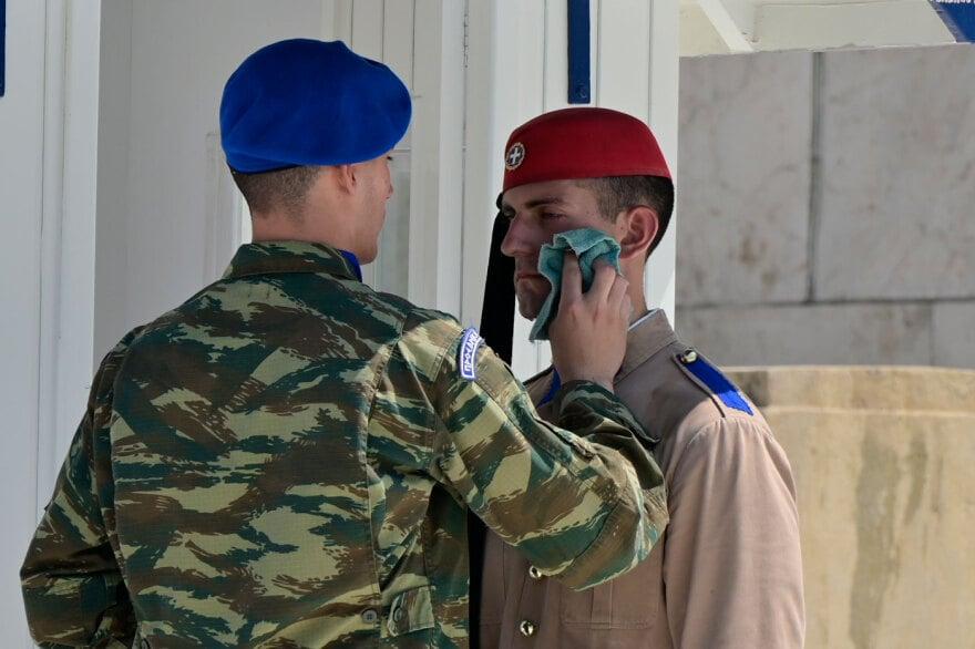 Ακίνητοι οι Εύζωνες μέσα στον καύσωνα – Τους δίνουν νερό και σκουπίζουν τον ιδρώτα τους 2 euzones 3