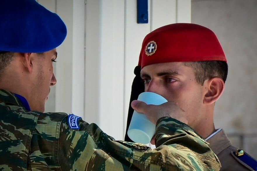 Ακίνητοι οι Εύζωνες μέσα στον καύσωνα – Τους δίνουν νερό και σκουπίζουν τον ιδρώτα τους 3 euzones 5