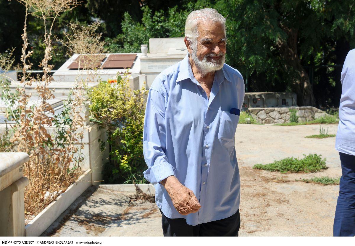 Μετά την απουσία του από το μνημόσυνο: Πάνω από το μνήμα της Αλίκης Βουγιουκλάκη μία ημέρα μετά o Γιάννης Παπαμιχαήλ - H φωτογραφία 9 kostas prekas 1