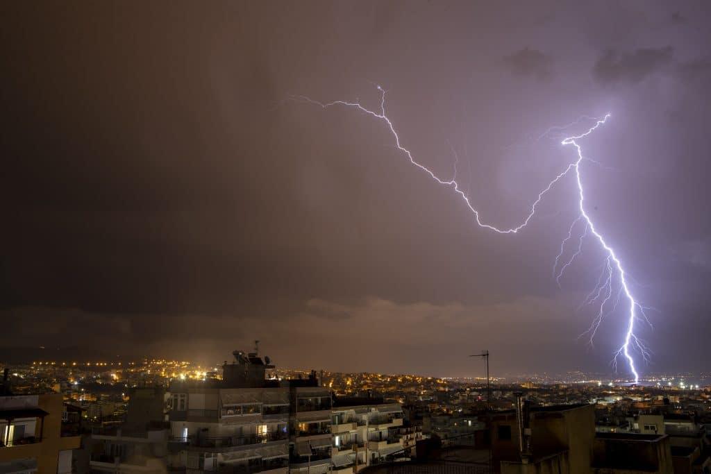 Καιρός: Ραγδαία αλλαγή - Οι περιοχές που θα χτυπήσει πρώτο το νέο κύμα κακοκαιρίας 1 kairos broxes astrapes 1024x683 1