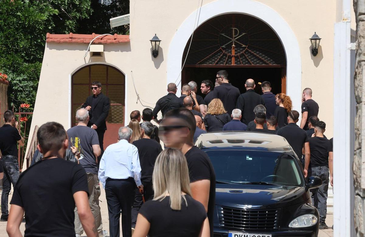 Συγκλονίζει το μήνυμα του γιου του Λορέντζο Καριέρε: «Από τη μέρα που έφυγες, έφυγε μαζί σου κι ένα κομμάτι της ψυχής μου» 2 kariere kideia1 1