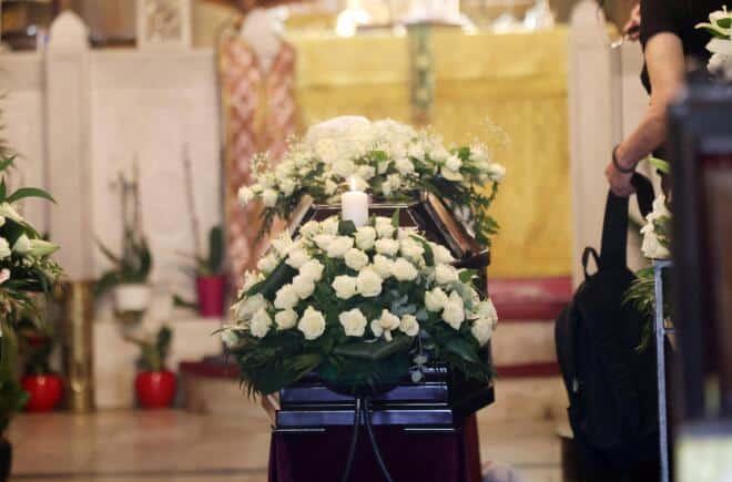 Κηδεία Μαίρης Λίντα: Συντετριμμένη η κόρη της στο τελευταίο «αντίο» - Το ύστατο «χαίρε» στο Γηροκομείο Αθηνών 1 6a631ccdee1b8
