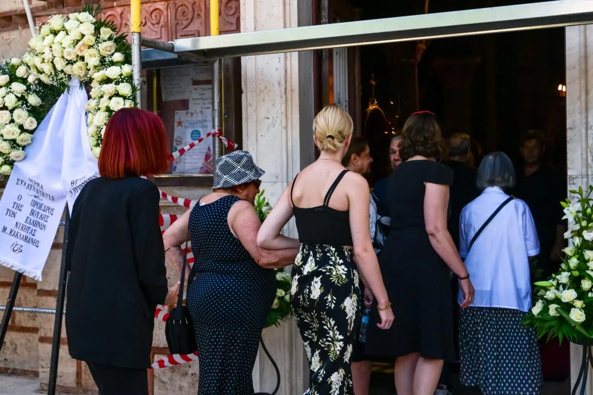 Κηδεία Μαίρης Λίντα: Συντετριμμένη η κόρη της στο τελευταίο «αντίο» - Το ύστατο «χαίρε» στο Γηροκομείο Αθηνών 5 7040141 scaled