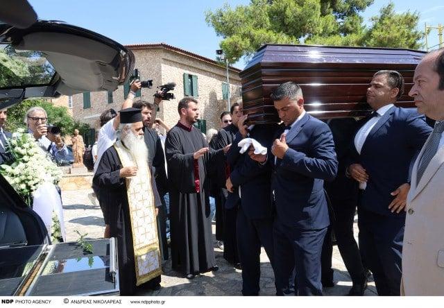Ραγίζει καρδιές το αποθεωτικό στεφάνι της Χαρούλας Αλεξίου στην κηδεία της Μαίρης Λίντα 2 thumbnail preview 2