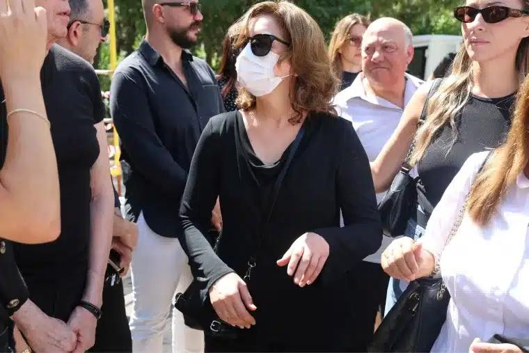 Σπαραγμός στο τελευταίο αντίο στη Μαίρη Λίντα - Τα δάκρυα της κόρη της 4 cadf64a5 ndp5773 1