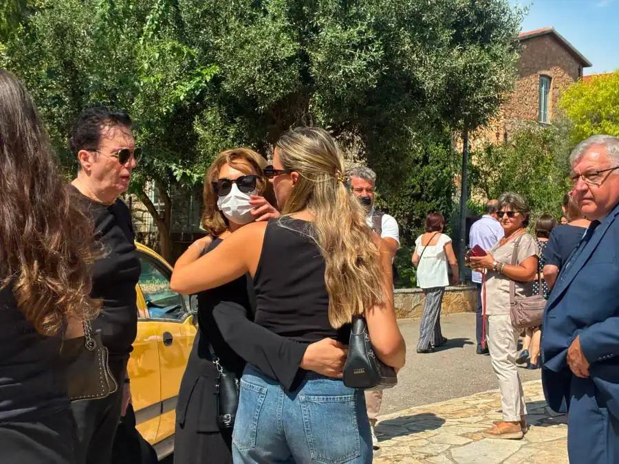 Κηδεία Μαίρης Λίντα: Το μεταφυσικό φαινόμενο που ανατρίχιασε τους πάντες την ώρα της ταφής - «Αθάνατη» φώναζε το πλήθος 3 75341803132105476657951845357491263418846533n 1