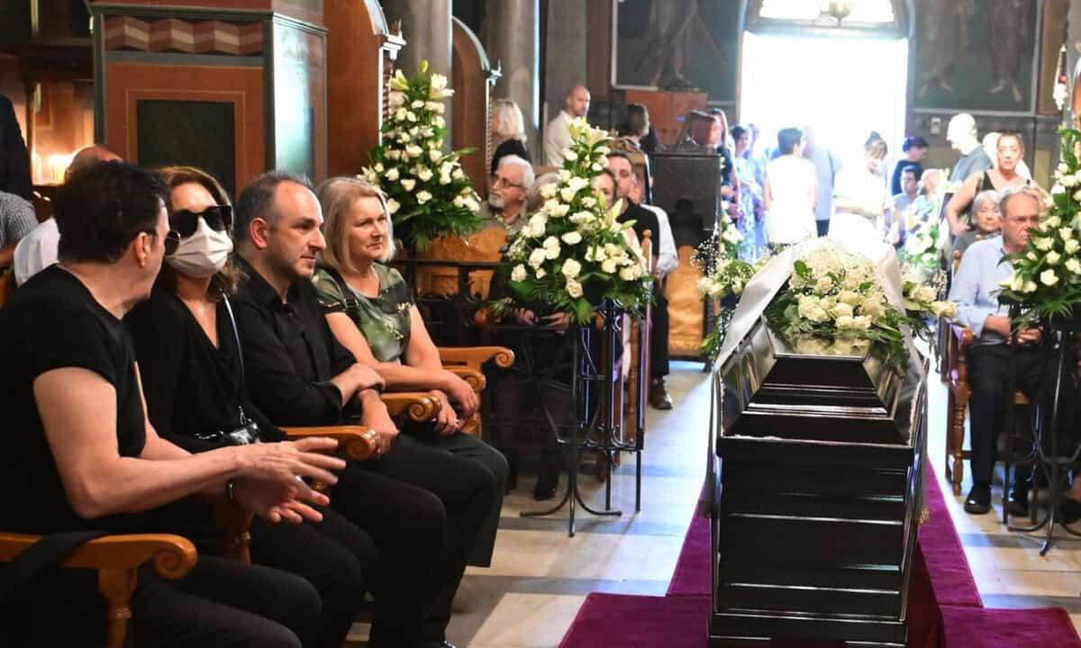 Κηδεία Μαίρης Λίντα: Το μεταφυσικό φαινόμενο που ανατρίχιασε τους πάντες την ώρα της ταφής - «Αθάνατη» φώναζε το πλήθος 4 e441f24e 7040204