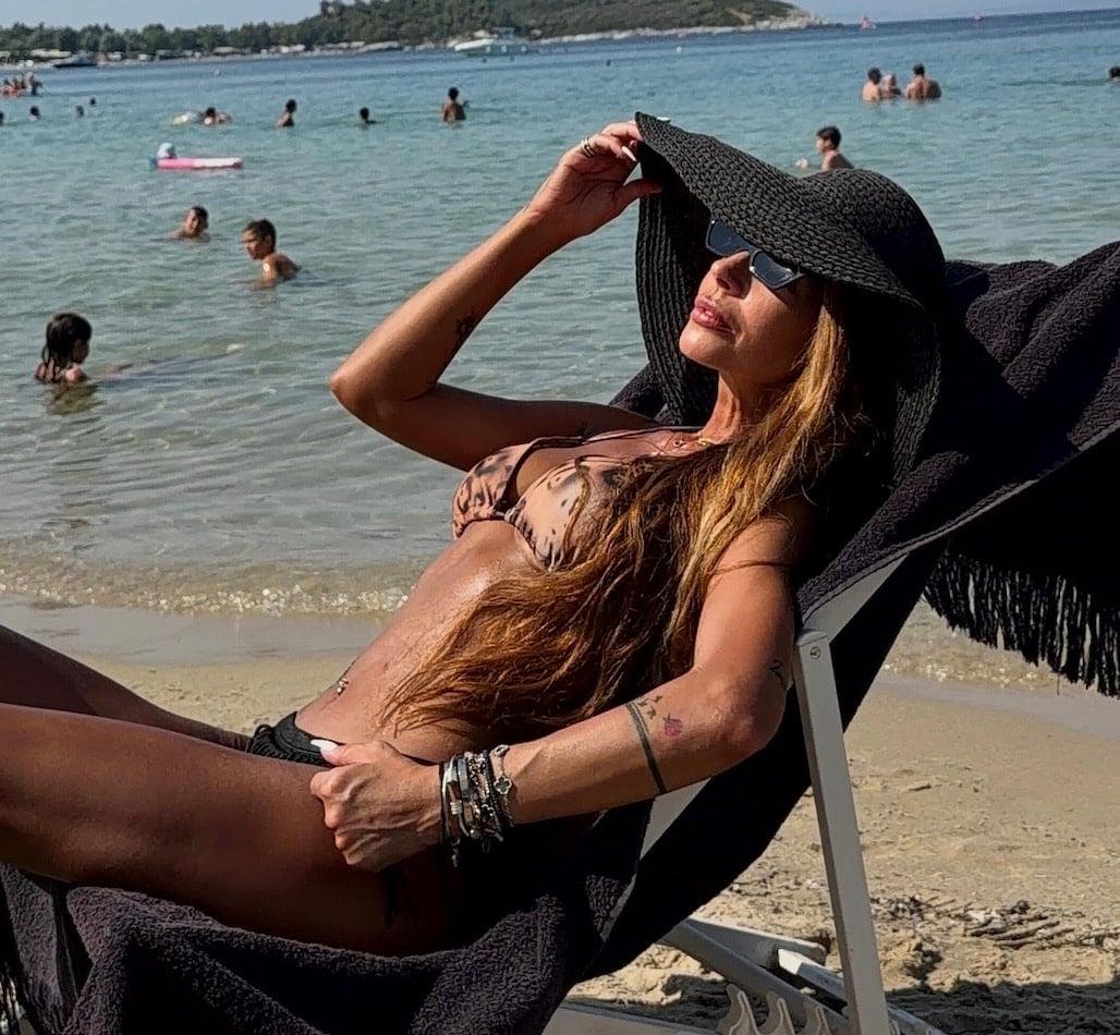 Πασίγνωστη 50χρονη καλλονή Ελληνίδα ποζάρει με μαγιό και βάζει κάτω 20αρες 1 stigmiotypo othonis 2026 07 24 21.37.59