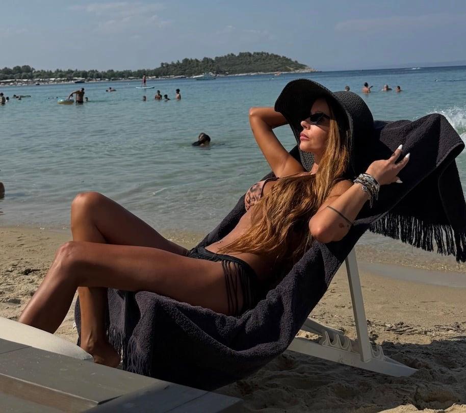 Πασίγνωστη 50χρονη καλλονή Ελληνίδα ποζάρει με μαγιό και βάζει κάτω 20αρες 2 stigmiotypo othonis 2026 07 24 21.38.35