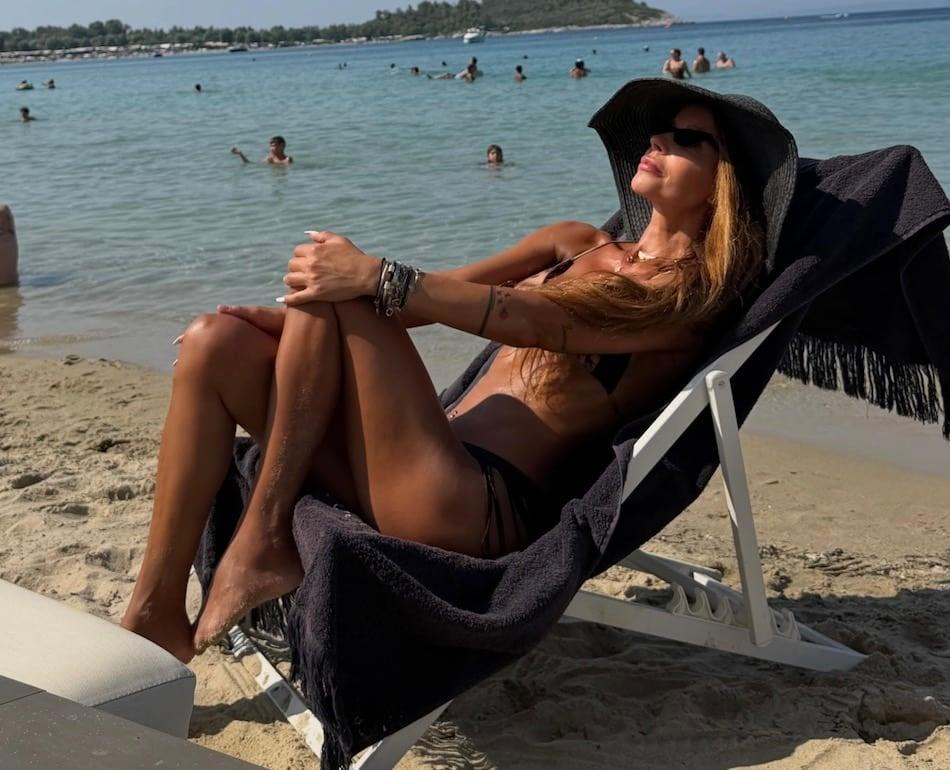 Πασίγνωστη 50χρονη καλλονή Ελληνίδα ποζάρει με μαγιό και βάζει κάτω 20αρες 3 stigmiotypo othonis 2026 07 24 21.38.41