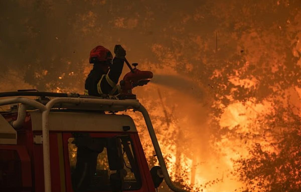 Πύρινη λαίλαπα χωρίς φρένο: Χιλιάδες εγκαταλείπουν τα σπίτια τους σε Ισπανία και Γαλλία