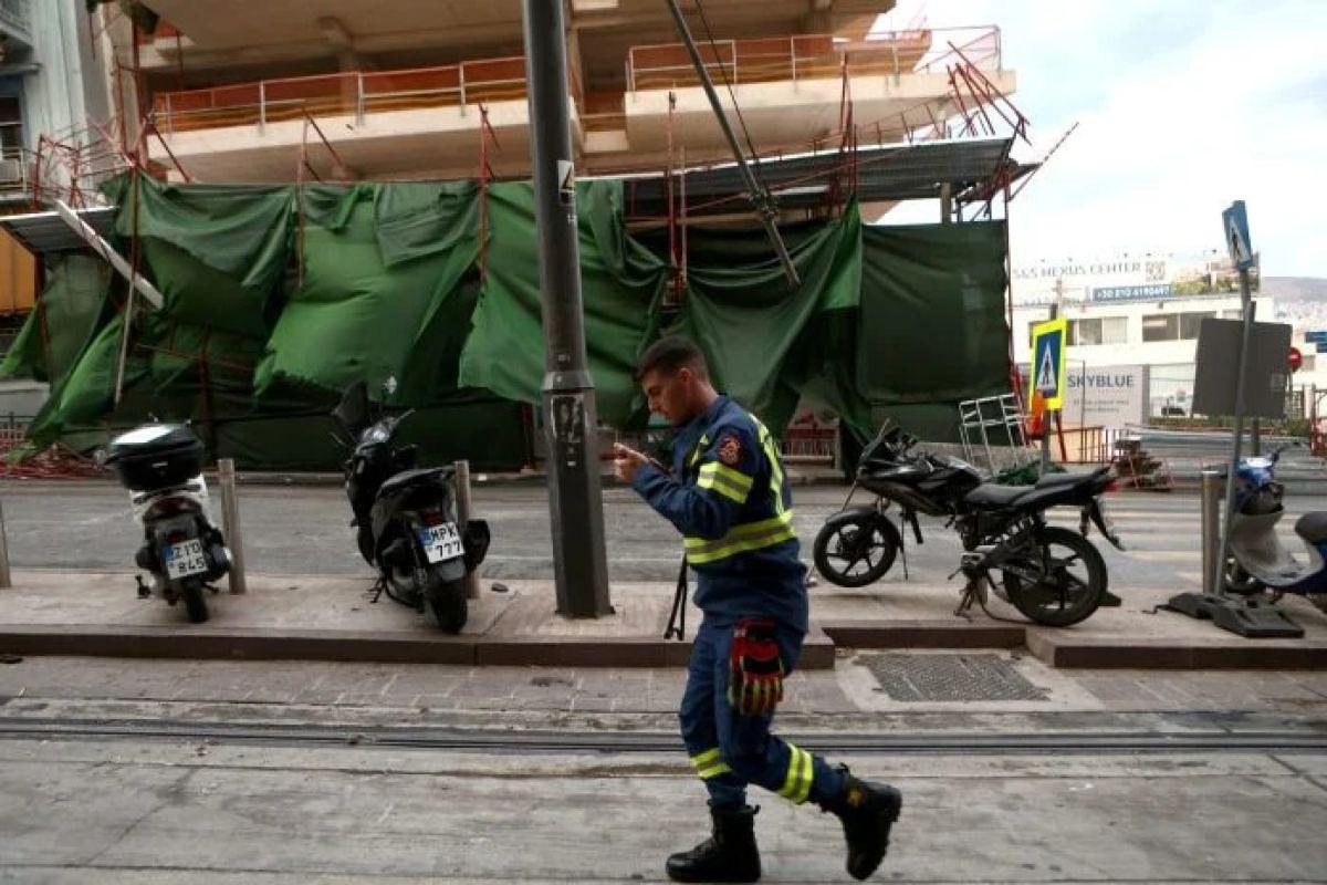 Συγκλονίζει ο διανομέας που καταπλακώθηκε από σκαλωσιά στον Πειραιά - «Με έπιασαν τα κλάματα, σκεφτόμουν την οικογένειά μου» 1 skalwsia peiraias1