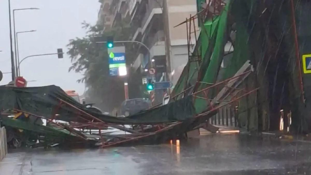 Συγκλονίζει ο διανομέας που καταπλακώθηκε από σκαλωσιά στον Πειραιά - «Με έπιασαν τα κλάματα, σκεφτόμουν την οικογένειά μου» 2 skalwsia peiraias2