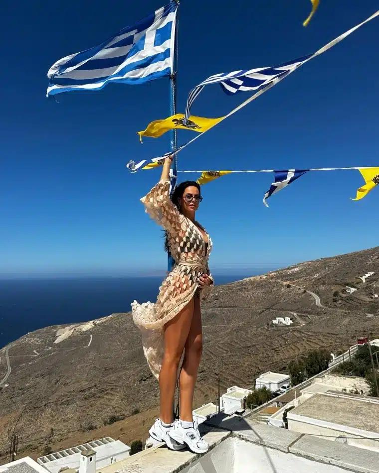 Σάλος με την εμφάνιση της Μαρίας Αντωνά στην Παναγία της Τήνου με τον Γιώργο Λιάγκα - Αντιδράσεις για τα ρούχα που φόρεσε 1 mariaantwna 3448356912194823200717574111 20240902195639