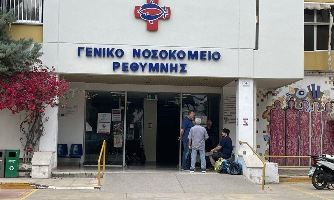 Βαθιά θλίψη επικρατεί στο Νοσοκομείο του Ρεθύμνου μετά την απώλεια δύο πυροσβεστών που έχασαν τη ζωή τους εν ώρα καθήκοντος στη μεγάλη πυρκαγιά.