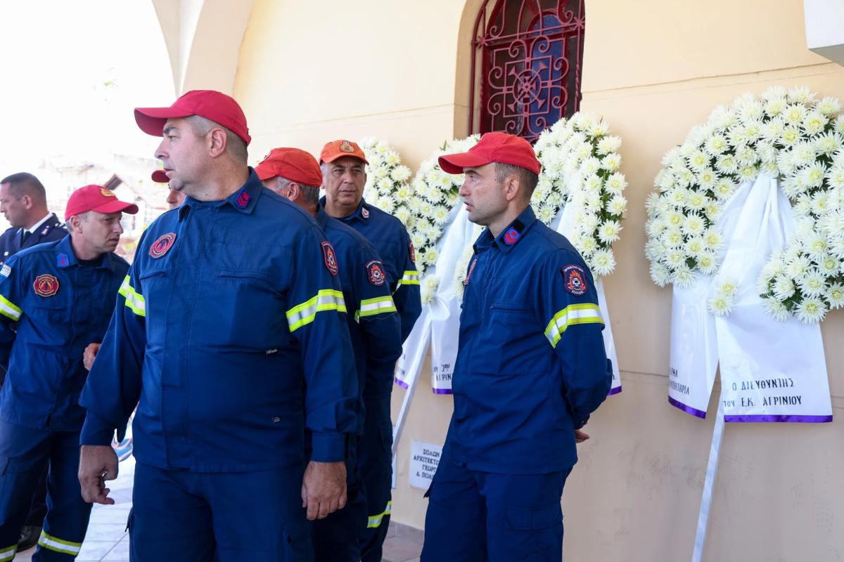 Κλαίει το Αγρίνιο για τον άτυχο 27χρονο πυροσβέστη: Θρήνος στην κηδεία του Κωνσταντίνου Λαιμοδέτη-Με τιμές ήρωα το τελευταίο αντίο 4 githeio kideia pyrosbestis