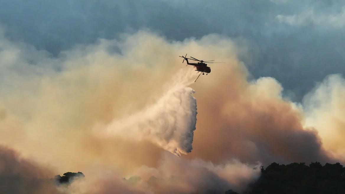 Συγκρούστηκαν δύο πυροσβεστικά ελικόπτερα που επιχειρούσαν στη φωτιά της Ψάθας - Zωντανά τα μέλη και των δύο πληρωμάτων 1 elikopterofotia2