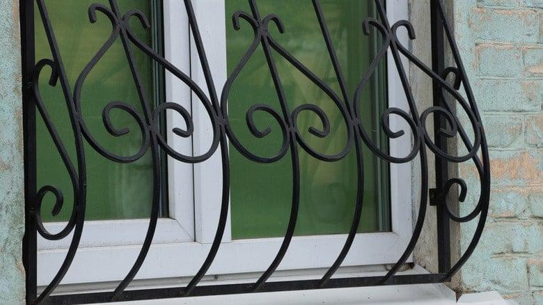Γιατί κάποια κάγκελα παραθύρων έχουν μια καμπύλη χαμηλά προς τα έξω 3 aesthetics of window grills 1741979784