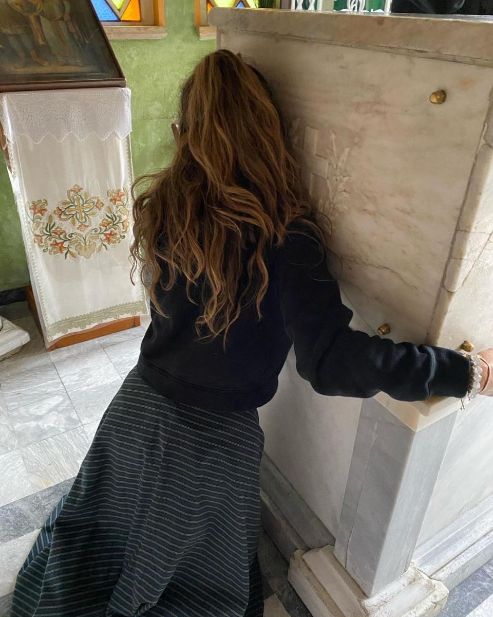 «Τον άκουσα»: Η Μαρία Μενούνος γονάτισε μπροστά στον τάφο του Αγίου Νεκταρίου στην Αίγινα και όσα λέει συγκλονίζουν 1 350298186 219247007240700 5829056424320964886 n