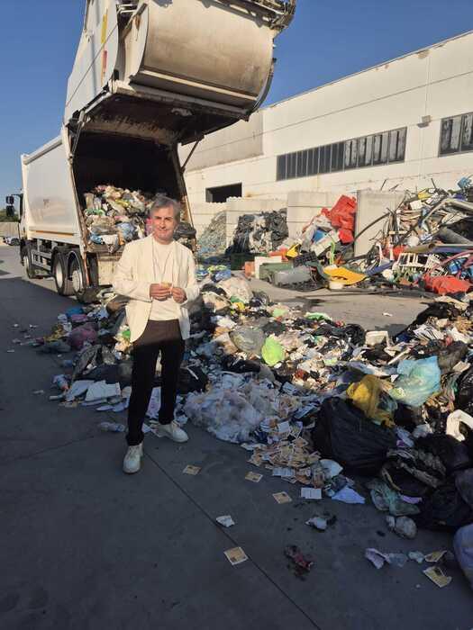 Κέρδισε στο λότο 1 εκατομμύριο και πέταξε το δελτίο στα σκουπίδια - Σάρωσε τη χωματερή και το βρήκε άθικτο 1 8c924abf4af189086fa12d6e40aae382