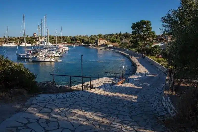 Εισιτήριο με 3 εuρώ φαγητό με 10 εuρώ: Το νησί – θαύμα που επιλέγουν όσοι προτιμούν φθηνές κι ανέμελες διακοπές 3 kastos 8