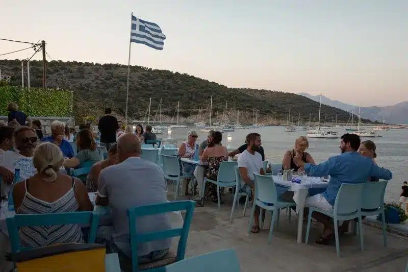Εισιτήριο με 3 εuρώ φαγητό με 10 εuρώ: Το νησί – θαύμα που επιλέγουν όσοι προτιμούν φθηνές κι ανέμελες διακοπές 7 kastos 2
