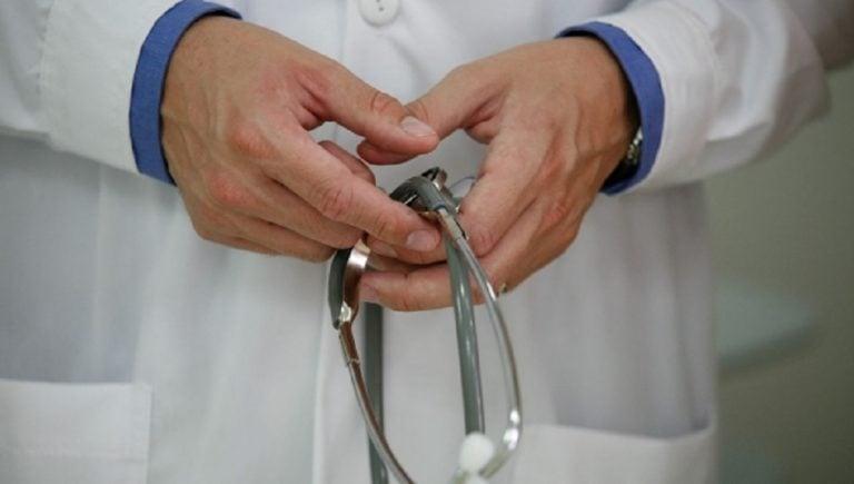 Έβγαινα με μια γυναίκα που γνώρισα στο σουπερμάρκετ και αφού τελικά πήγα μαζί της ξύπνησα με αυτά στο πρόσωπό μου. Τι είναι αυτό; 4 giatros 1 1 768x435 1