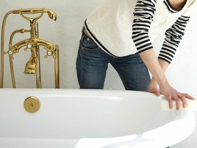 Κάνε την μπανιέρα σας να αστράφτει από καθαριότητα: 4 διαφορετικοί τρόποι για να το πετύχετε 5 kane tin baniera sou na lampsei 4 diaforetikoi tropoi gia na to petycheis 3
