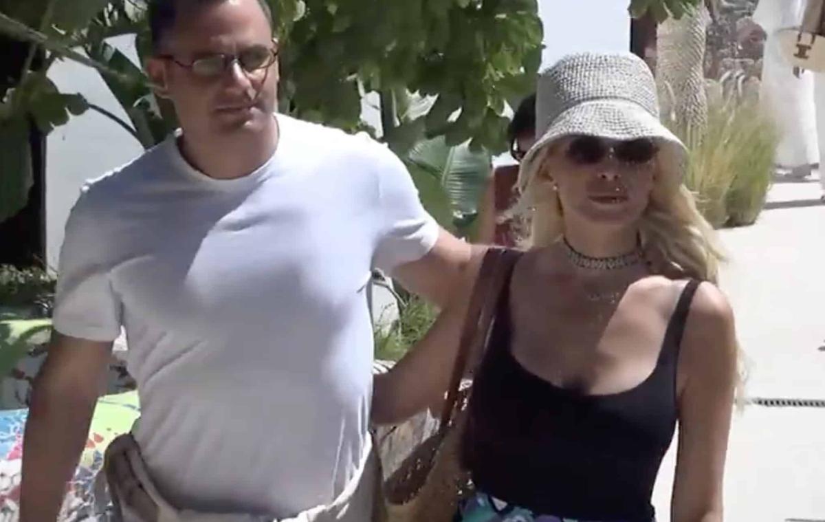 Χαμός στο Nammos: Καινούργιου και Κουτσουμπής σε τρυφερά τετ-α-τετ – Πώς αντέδρασε ο κόσμος μόλις τους είδε 1 stigmiotypo othonis 2026 08 08 01.48.17