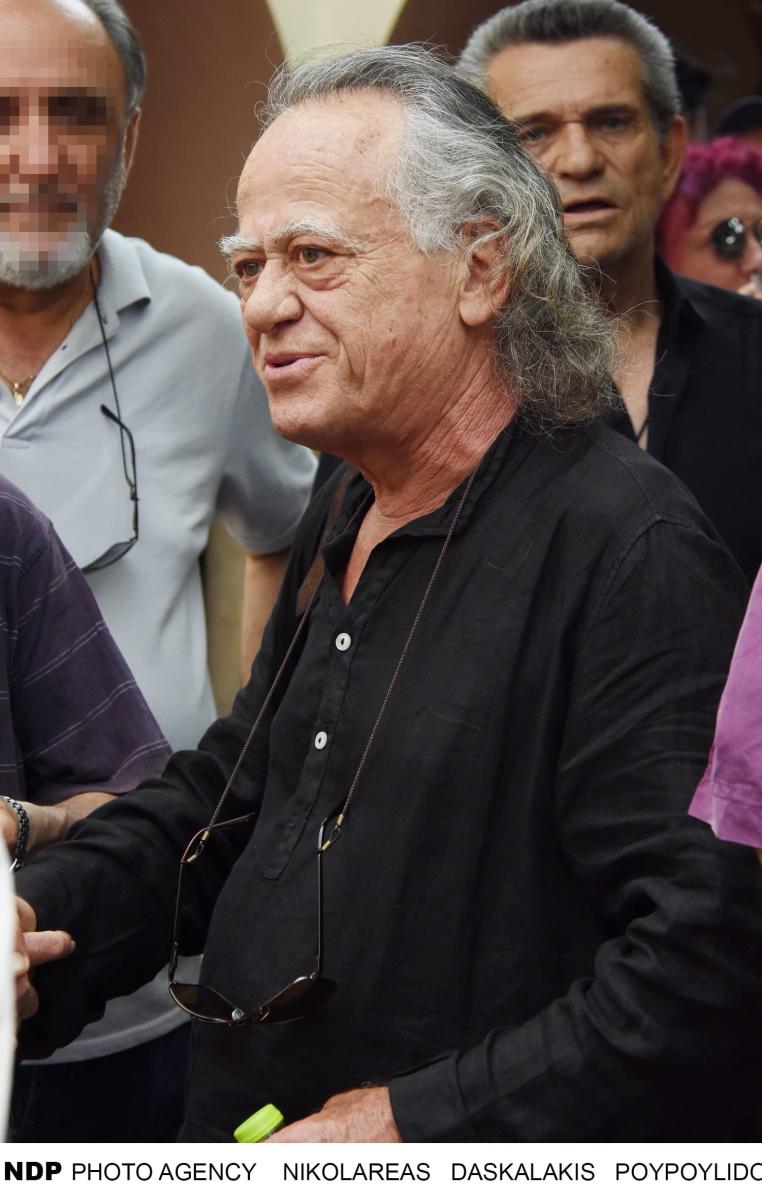 Νίκος Καλογερόπουλος: Η τελευταία δημόσια εμφάνισή του πριν φύγει από τη ζωή – Μαυροφορεμένος και θλιμμένος 1 1 24
