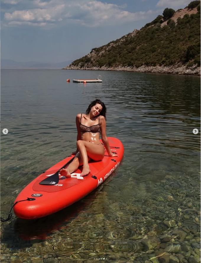 Η εντυπωσιακή μελαχρινή που… έχει πάρει τα μυαλά του Τάσου Μπακασέτα (ΦΩΤO)