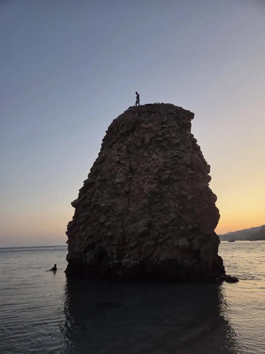 Τουρίστας στη Μήλο ανέβηκε σε βράχο 20 μέτρων και δεν μπορούσε να κατέβει – Πώς τον κατέβασαν 2 768372724 10165352224252673 8651603497753442462 n
