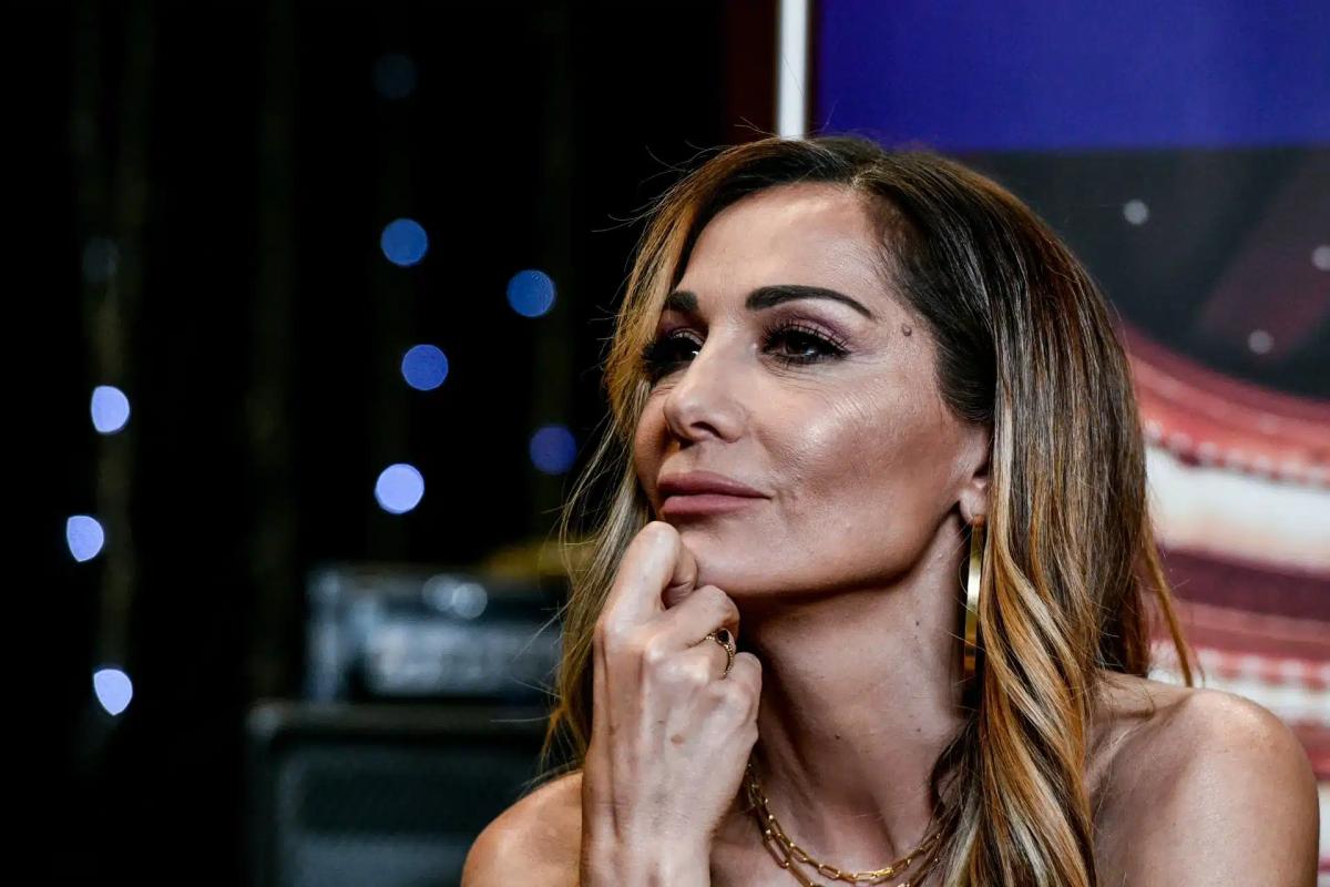 Αντί να για τη νύφη, κοιτούσαν τη Βανδή: Πήγε έτσι στον γάμο του Φοίβου κι άφησε άφωνο παπά και καλεσμένους 1 despoina vandi troxaio mpismpikis