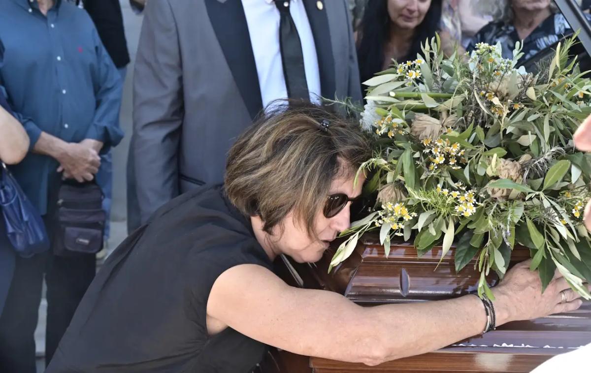 Κηδεία Νίκου Καλογερόπουλου: Τον αποχαιρέτησαν με όργανα και τραγούδια - Όλος ο καλλιτεχνικός κόσμος ήταν εκεί 2 kideia kalogeropoulou eurokinissi 11