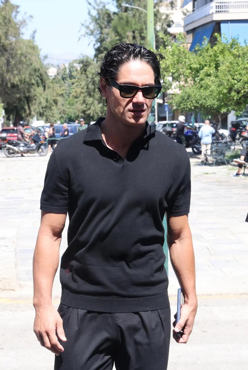 Κηδεία Νίκου Καλογερόπουλου: Τον αποχαιρέτησαν με όργανα και τραγούδια - Όλος ο καλλιτεχνικός κόσμος ήταν εκεί 6 kideia kalogeropoulou ndp 6