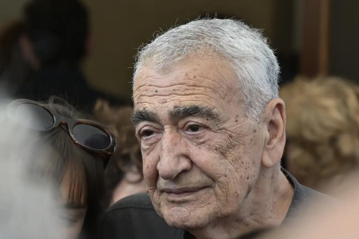 Κηδεία Νίκου Καλογερόπουλου: Τον αποχαιρέτησαν με όργανα και τραγούδια - Όλος ο καλλιτεχνικός κόσμος ήταν εκεί 7 kideia kalogeropoulou eurokinissi 1