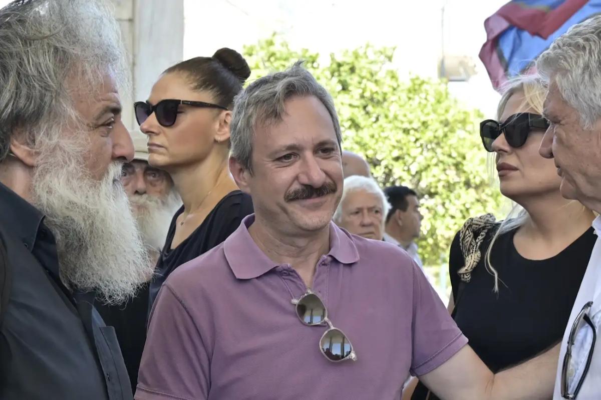 Κηδεία Νίκου Καλογερόπουλου: Τον αποχαιρέτησαν με όργανα και τραγούδια - Όλος ο καλλιτεχνικός κόσμος ήταν εκεί 11 kideia kalogeropoulou eurokinissi 5
