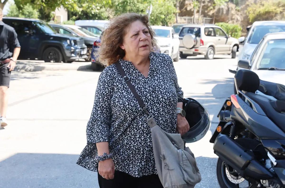 Κηδεία Νίκου Καλογερόπουλου: Τον αποχαιρέτησαν με όργανα και τραγούδια - Όλος ο καλλιτεχνικός κόσμος ήταν εκεί 12 kideia kalogeropoulou ndp 3