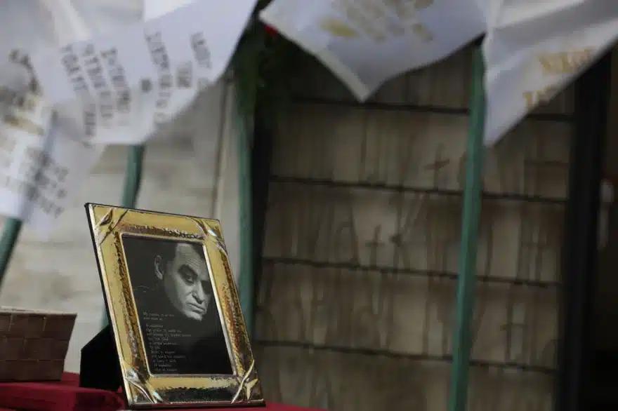 Κηδεία Νίκου Καλογερόπουλου: Τον αποχαιρέτησαν με όργανα και τραγούδια - Όλος ο καλλιτεχνικός κόσμος ήταν εκεί 17 khdeia kalogeropoulos 2
