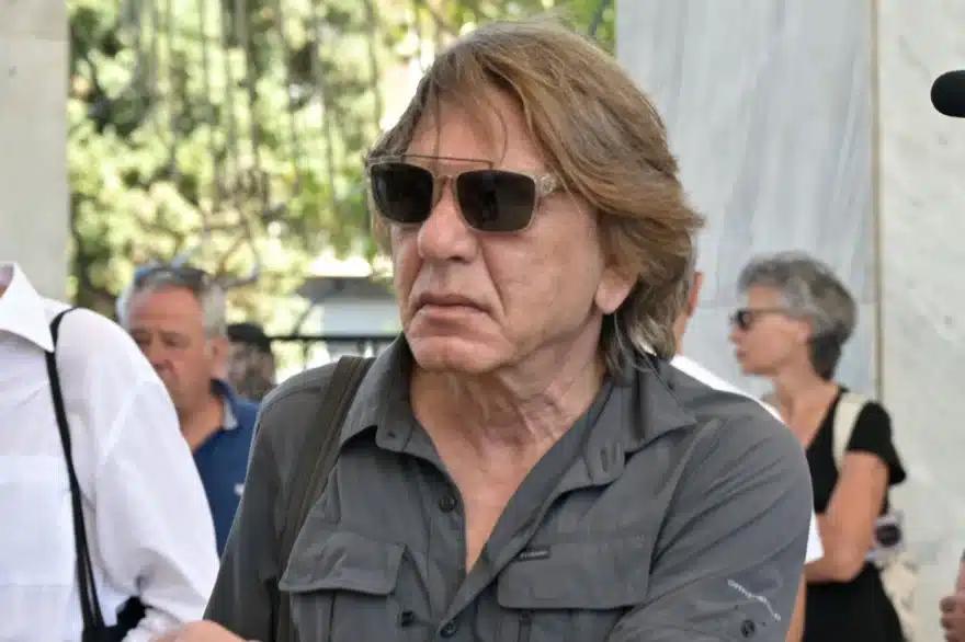Κηδεία Νίκου Καλογερόπουλου: Τον αποχαιρέτησαν με όργανα και τραγούδια - Όλος ο καλλιτεχνικός κόσμος ήταν εκεί 19 khdeia kalogeropoulos 4