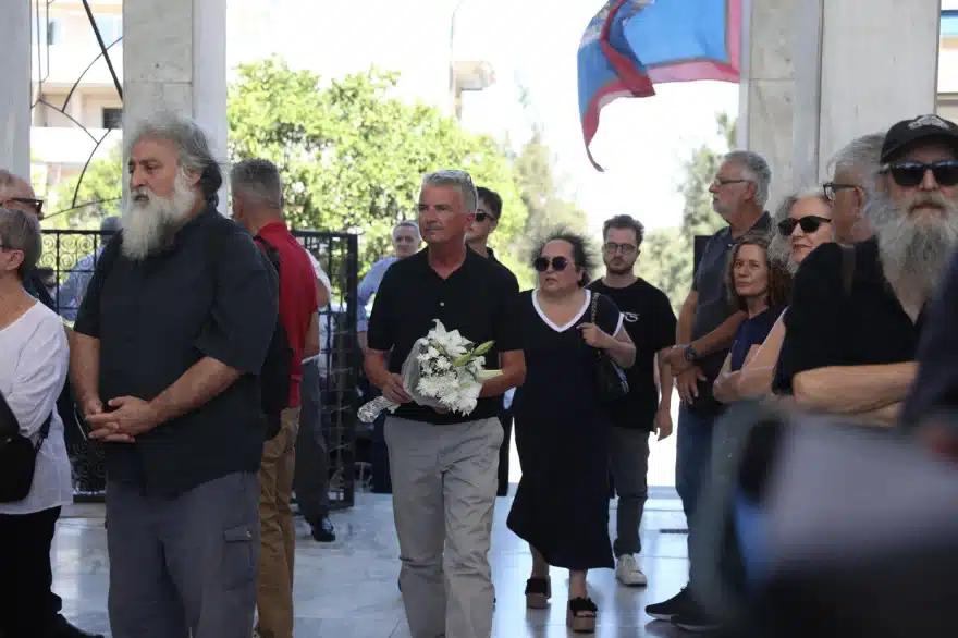 Κηδεία Νίκου Καλογερόπουλου: Τον αποχαιρέτησαν με όργανα και τραγούδια - Όλος ο καλλιτεχνικός κόσμος ήταν εκεί 21 khdeia kalogeropoulos 7