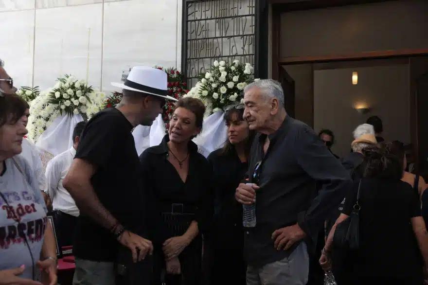 Κηδεία Νίκου Καλογερόπουλου: Τον αποχαιρέτησαν με όργανα και τραγούδια - Όλος ο καλλιτεχνικός κόσμος ήταν εκεί 24 khdeia kalogeropoulos 10