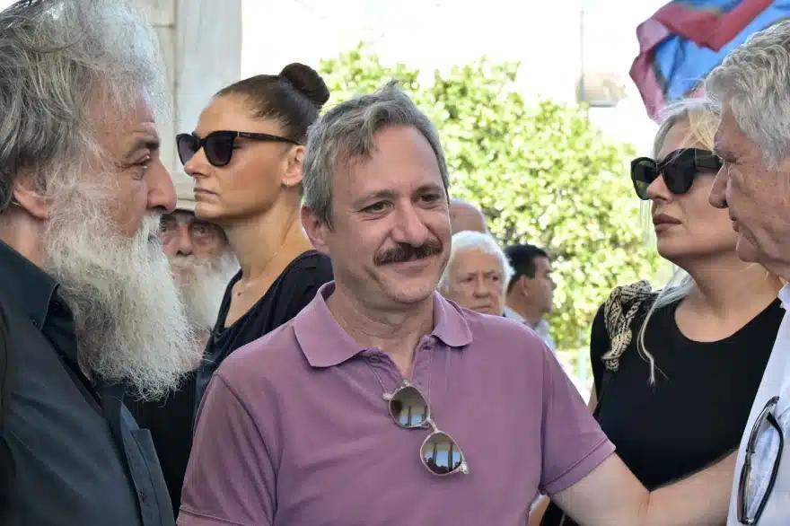 Κηδεία Νίκου Καλογερόπουλου: Τον αποχαιρέτησαν με όργανα και τραγούδια - Όλος ο καλλιτεχνικός κόσμος ήταν εκεί 25 khdeia kalogeropoulos 11