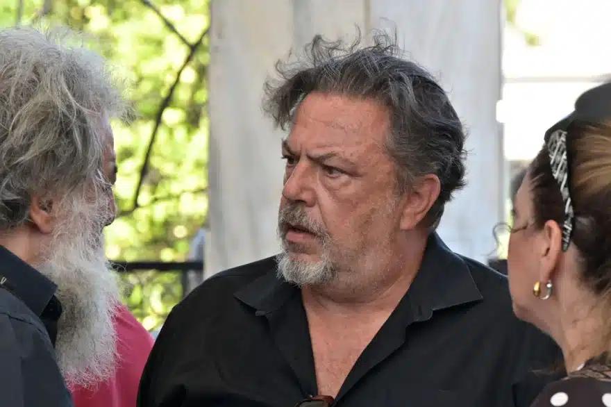 Κηδεία Νίκου Καλογερόπουλου: Τον αποχαιρέτησαν με όργανα και τραγούδια - Όλος ο καλλιτεχνικός κόσμος ήταν εκεί 26 khdeia kalogeropoulos 12